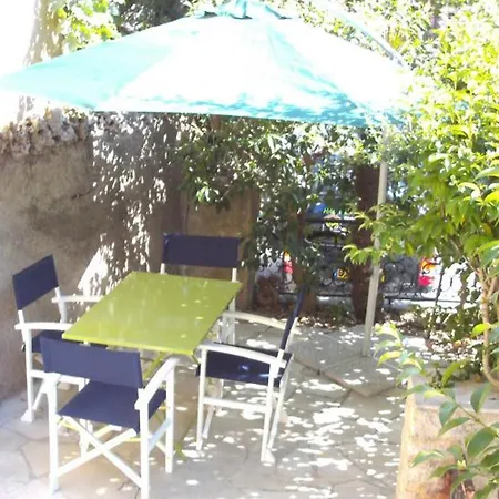 Au Calme Dans Village