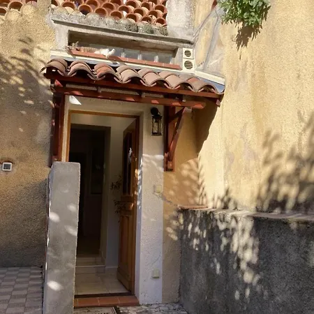 Au Calme Dans Village Montferrat (Var)